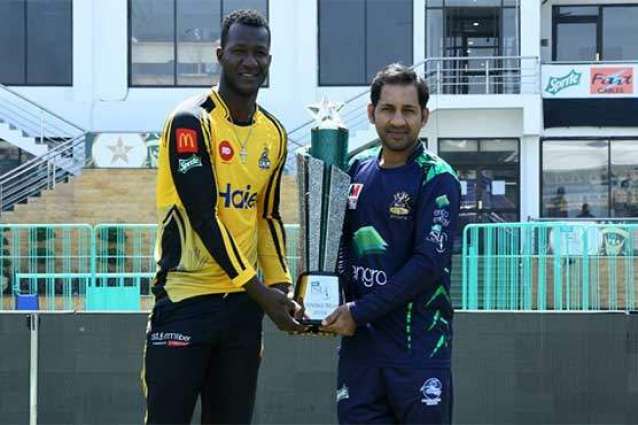 Quetta Galdiators, Peshawar Zalmi captains pose with PSL trophy