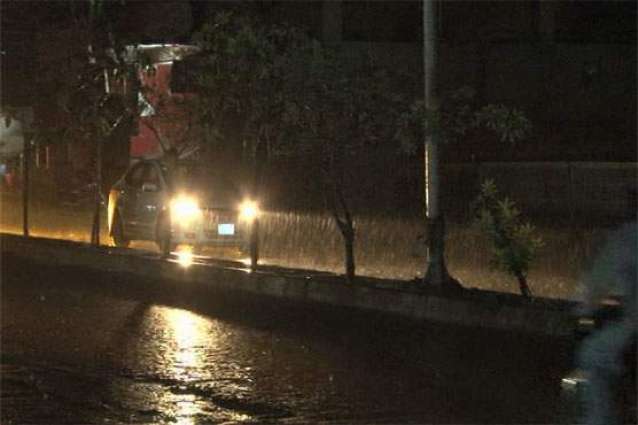 Midnight rain, thunderstorm bring chill in Lahore