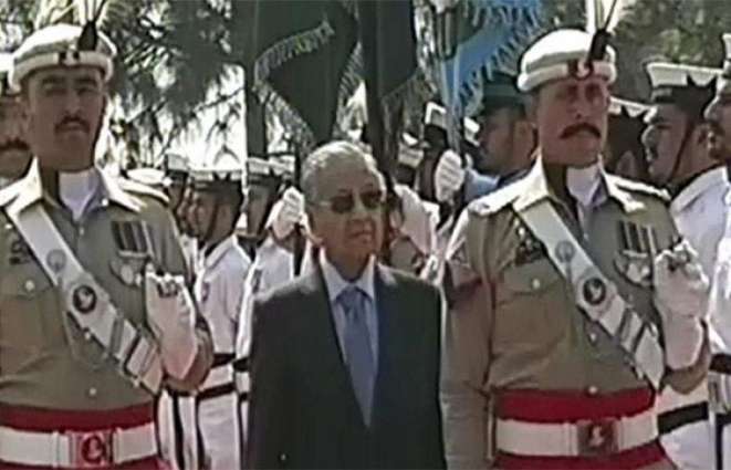 Malaysian Prime Minister Mahathir presented guard of honour at Prime Minister House