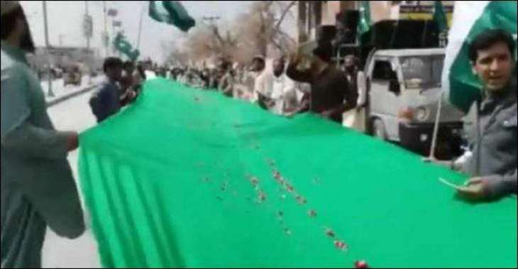 Pakistan Day celebrations: Quetta youth prepares 300-metre long Pakistani flag