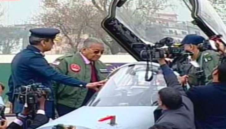 Malaysian Prime Minister briefed on JF-17 Thunder fighter jet