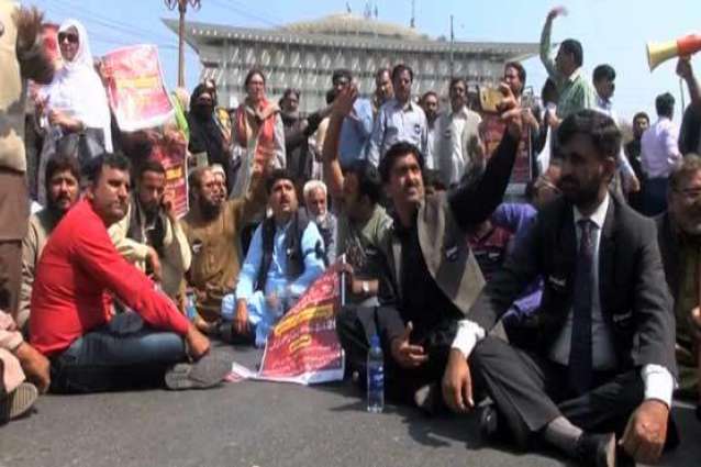 Teachers stage protest outside Punjab Assembly