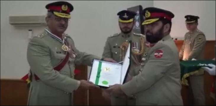 Corps Commander Karachi confers military awards