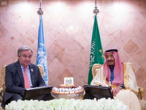 خادم الحرمين الشريفين يلتقي الأمين العام لمنظمة الأمم المتحدة على هامش القمة العربية