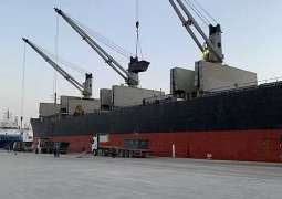 ميناء ضبا يُصدر أول شحنة كلنكر لميناء عدن