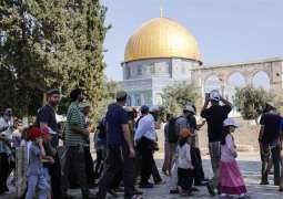 مستوطنون يقتحمون الأقصى والاحتلال يعتقل فلسطينية في القدس