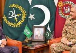 مساعد وزير الدفاع السعودي يلتقي رئيس أركان الجيش الباكستاني