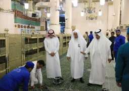 فرش الحرم القديم في المسجد النبوي بالسجاد الجديد استعداداً لاستقبال المصلين في شهر رمضان