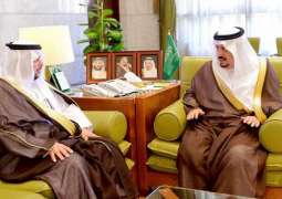 الأمير فيصل بن بندر يستقبل مدير عام الشؤون الصحية بالرياض