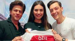 Shah Rukh Khan meets Mesut Ozil and other Arsenal players during their match in London