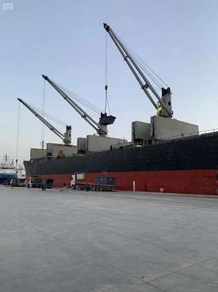 ميناء ضبا يُصدر أول شحنة كلنكر لميناء عدن