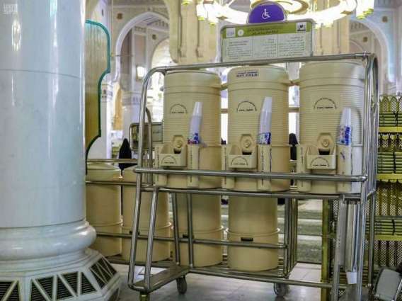 إدارة سقيا زمزم تنشر أكثر من 10000 حافظة لمياه زمزم في المسجد الحرام
