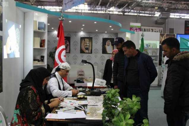 ركن الخط العربي بجناح المملكة يحظى بإقبال واسع من زوار معرض تونس الدولي للكتاب