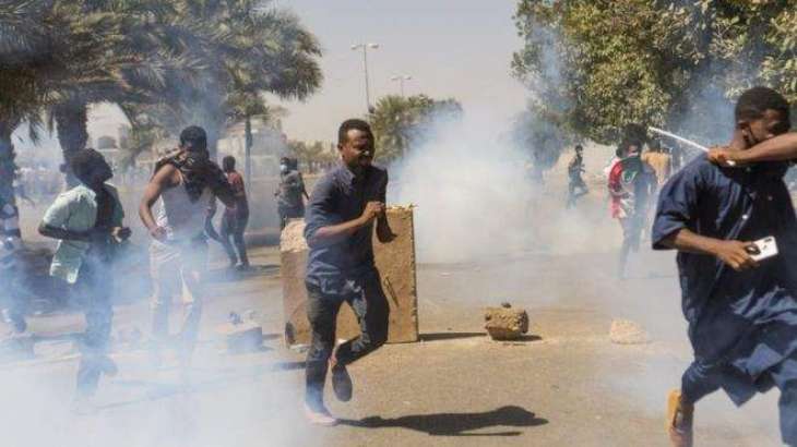 Sudan protest: Tear gas fired in bid to break up Khartoum sit-in