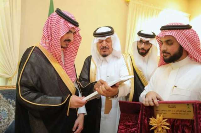 الأمير بدر بن سلطان يزور عددًا من المواطنين في منازلهم