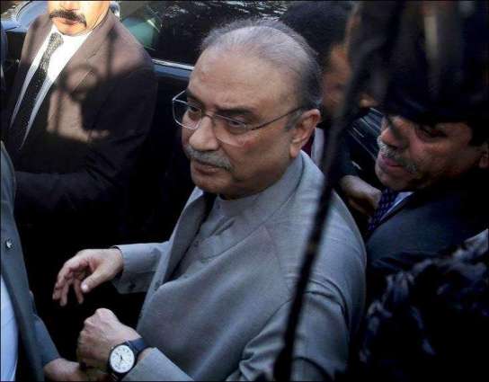 Angry Zardari takes journalist’s phone upon bail question