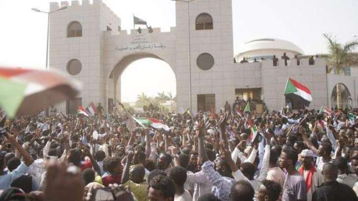 المتظاھرین في سودان یطالبون قیام الحکومة