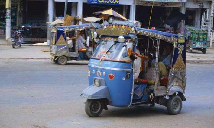 Rickshaw driver sets example by returning woman’s purse having gold, cash