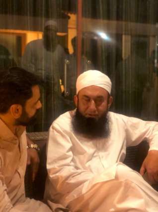 Cricketers meet Maulana Tariq Jameel before departing for England