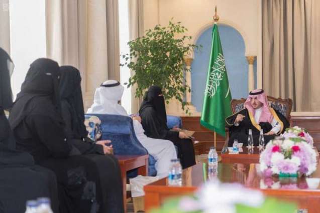 أمير الجوف يستقبل رئيسة وأعضاء لجنة شؤون الأسرة بالمنطقة