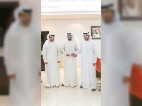 راشد النعيمي يتسلم جائزة أفضل فريق مشتريات خلال مؤتمر بالبحرين