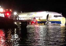 انزلاق طائرة "بوينغ" في نهر بفلوريدا و نجاة ركابها الـ 136