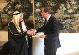 الأمير منصور بن ناصر يقدّم نسخة من أوراق اعتماده لرئيس البروتوكول بوزارة الخارجية السويسرية