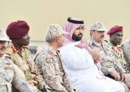 نائب أمير جازان يشارك أفراد القوات المسلحة المرابطين بالحد الجنوبي بالمنطقة وجبة الإفطار