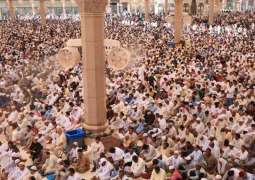 جموعاً من المصلين يؤدون صلاة أول جمعة في رمضان بالمسجد النبوي