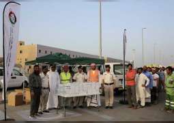 "مواصفـات" توزع وجبات "إفطار صائم" على العمال في أبوظبي ودبي