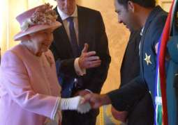 Sarfaraz Ahmed wins praises for wearing national dress while meeting Queen Elizabeth