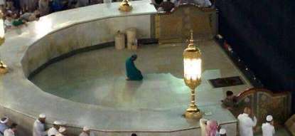 MashaAllah! Pakistani worker allowed to pray in Hijr-e-Ismail