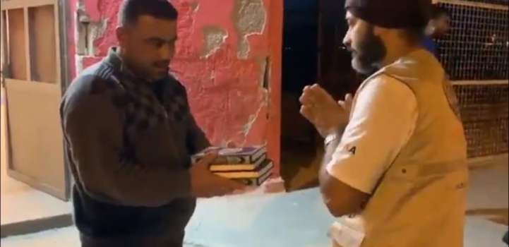 Sikhs win over hearts by distributing Quran copies at refugee cam ..