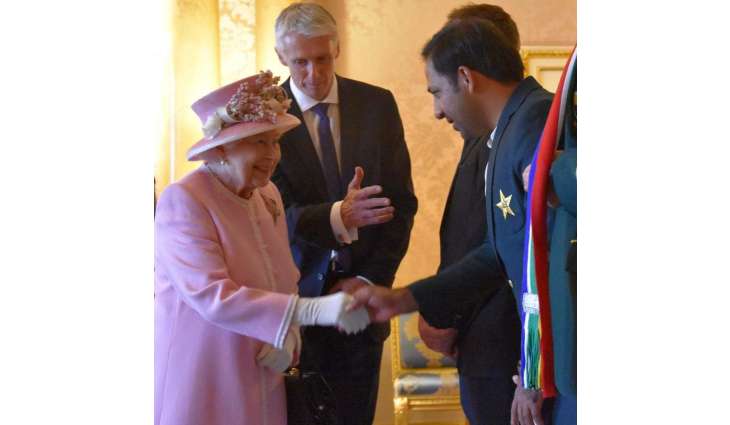 Sarfaraz Ahmed wins praises for wearing national dress while meeting Queen Elizabeth