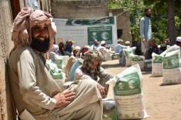 مركز الملك سلمان للإغاثة يوزع 1,000 سلة غذائية  في مقاطعة توركر بإقليم خيبر بختون خوا الباكستاني