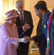 Sarfaraz Ahmed wins praises for wearing national dress while meeting Queen Elizabeth