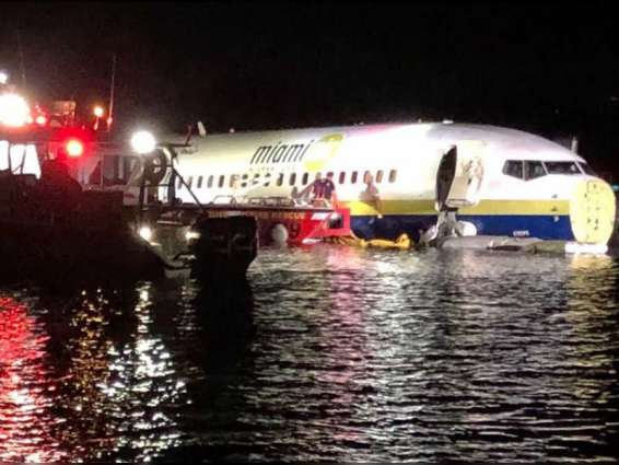 انزلاق طائرة "بوينغ" في نهر بفلوريدا و نجاة ركابها الـ 136