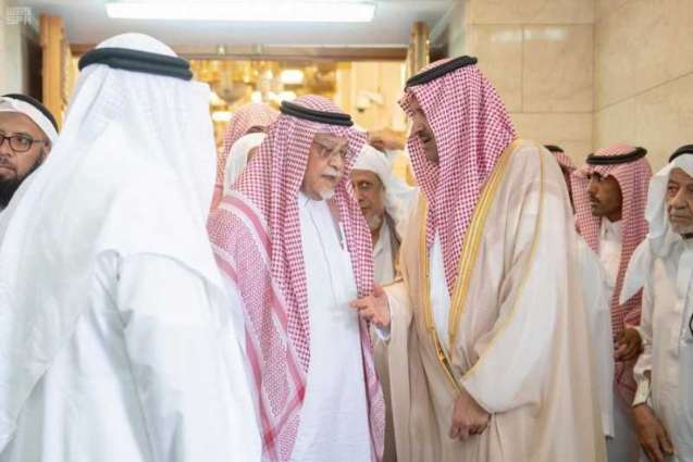 أمير المدينة يؤدي صلاة الميت على وزير الإعلام السابق علي الشاعر -رحمه الله-