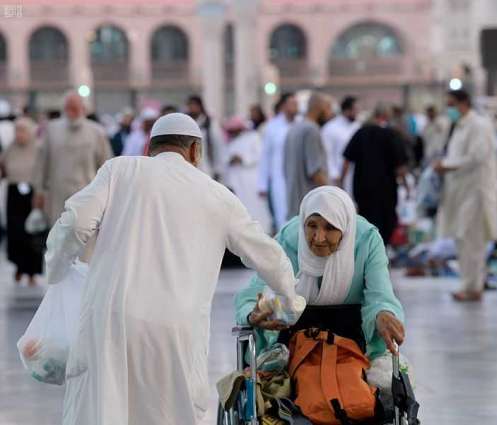 عدد من زائرات المسجد النبوي يتحدثن عن مشروبات شهر رمضان المبارك