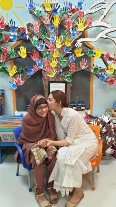 Mahira Khan fulfils cancer patient's wish by meeting her at hospital 