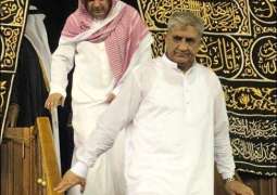COAS Bajwa performs Umrah with family