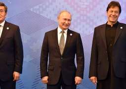 رئيس الوزراء الباكستاني يجري حوار غير رسمي مع الرئيس الروسي