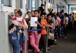 Venezuela crisis: Migrants dash to cross Peru border