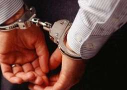 القبض علي الزائر الآسیوي بتھمة تھریب المخدرات في منطقة دبي بالامارات العربیة المتحدة