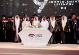 نهيان مبارك يحضر حفل تخريج الدفعة التاسعة من الجامعة الأمريكية في الإمارات