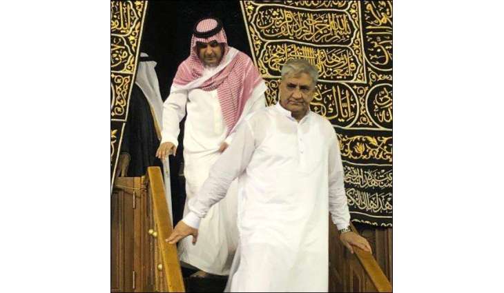 COAS Bajwa performs Umrah with family