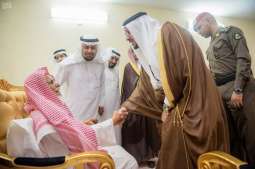 سمو أمير القصيم يزور منصور الراجحي في منزله للاطمئنان على صحته