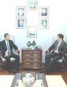 رئیس وزراء حکومة اقلیم سندہ سید مراد علي شاہ یستقبل سفیر طاجکستان في مکتبہ بمدینة کراتشي