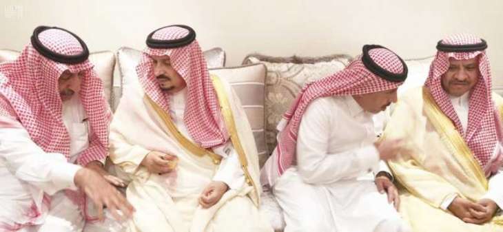 سمو أمير منطقة الرياض يقدم العزاء في وفاة سلطان بن قرمله - رحمه الله -