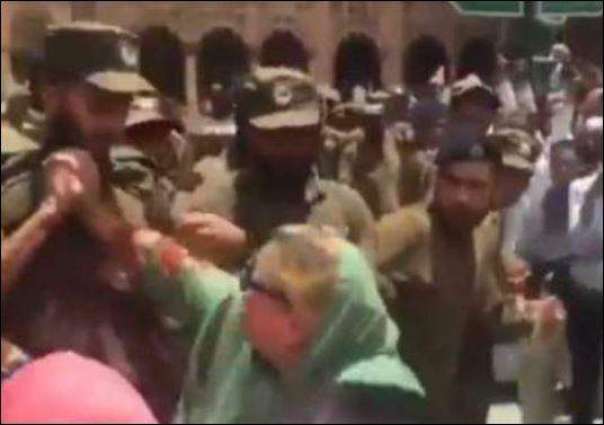 Former PML-N MPA beats policemen while resisting Hamza Shahbaz’s arrest  